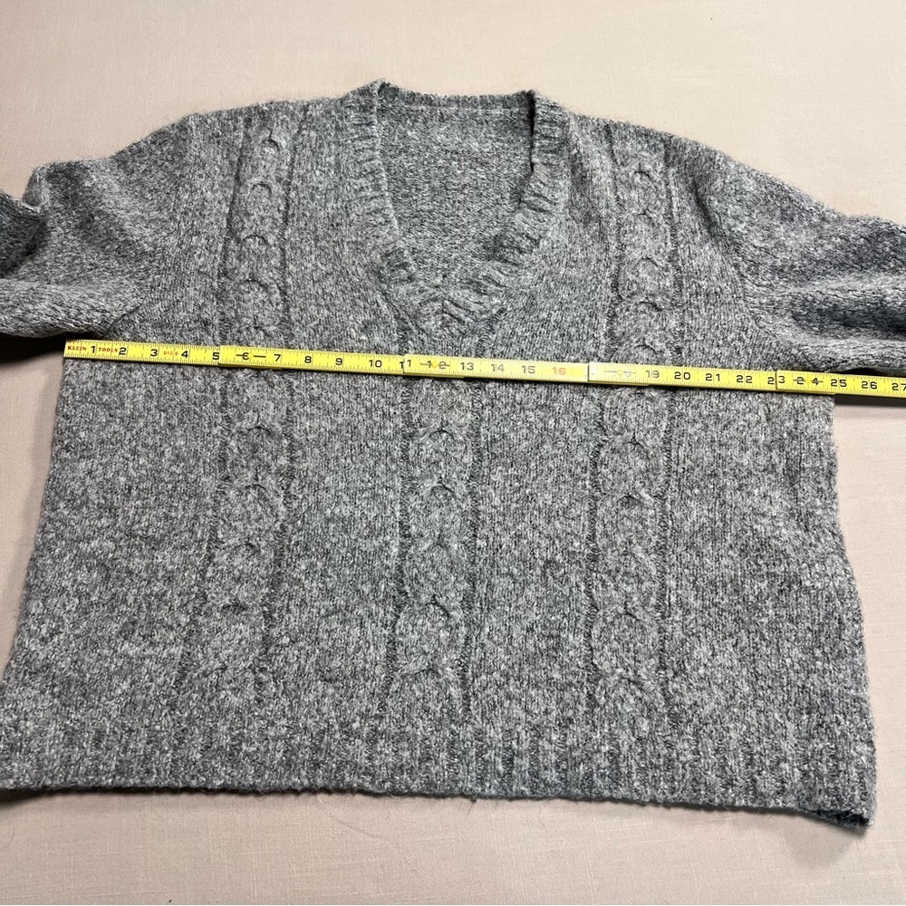 Women’s Gray Cable Knit V-Neck Sweater Size Large Cozy Chunky Knit Pullover - Picture 2 of 12